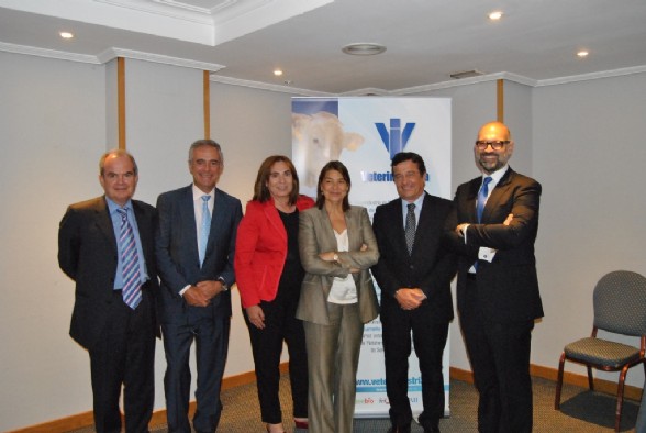 Beln Crespo y Consuelo Rubio de la AEMPS con representantes de Veterindustria
