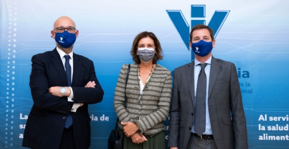 El Director General y el Vicepresidente de Veterindustria con Beatriz Muoz, subdirectora general de Sanidad e Higiene Animal y Trazabilidad