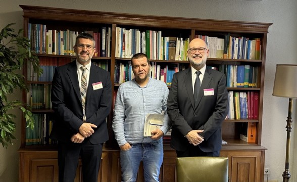 Santiago de Andrs y Pablo Hervs con Sergio Garca, director general de Derechos de los Animales